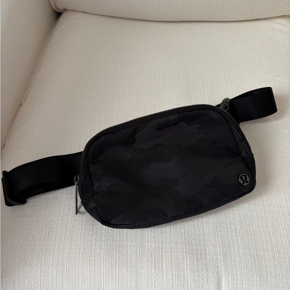 Lululemon camo cross body bag